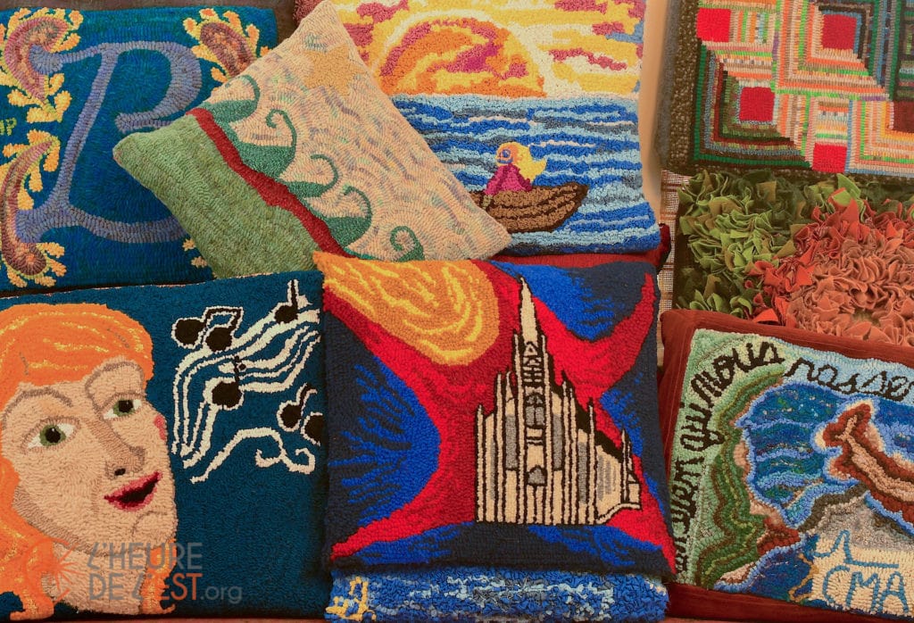 empilement de coussins hookés