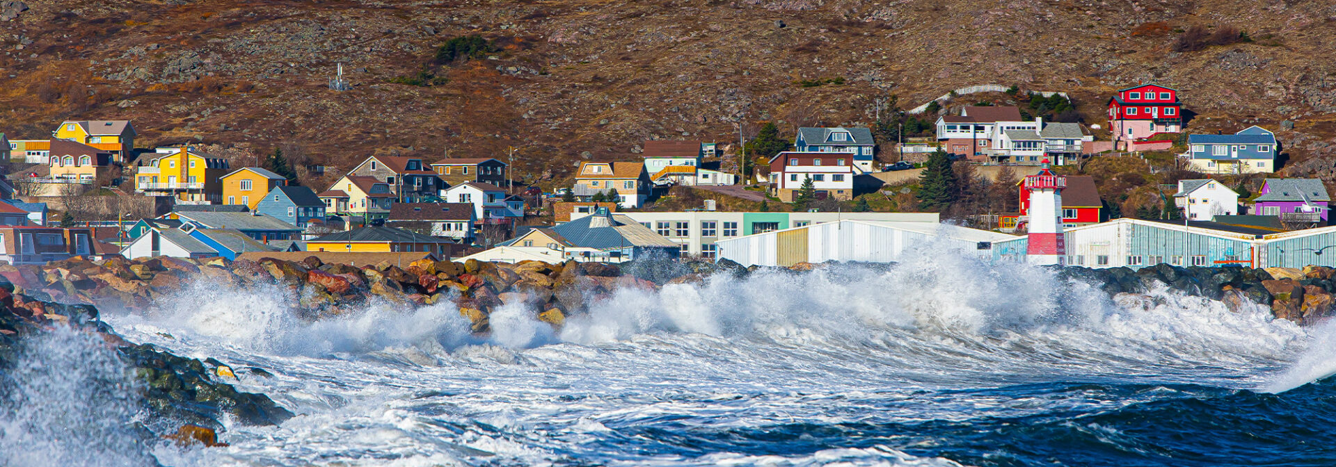 les maisons colorées du port de Saint-pierre avec du vent fort