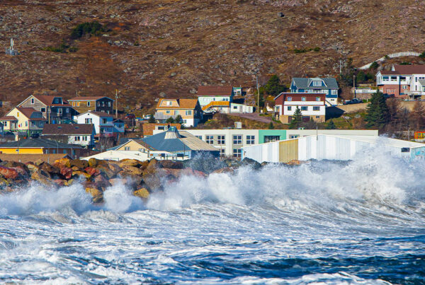 les maisons colorées du port de Saint-pierre avec du vent fort