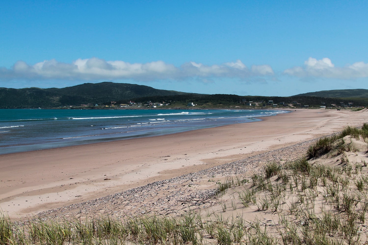 la dune de Langlade en été pour des vacances à saint pierre et miquelon