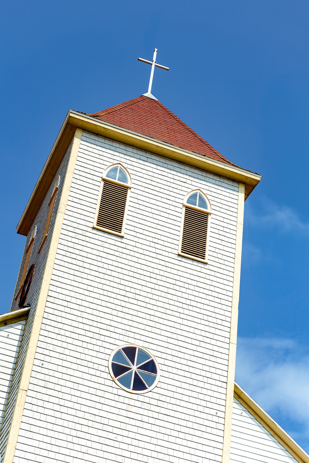 le clocher de l'église de l'ile aux marins saint pierre et miquelon voyage vacances