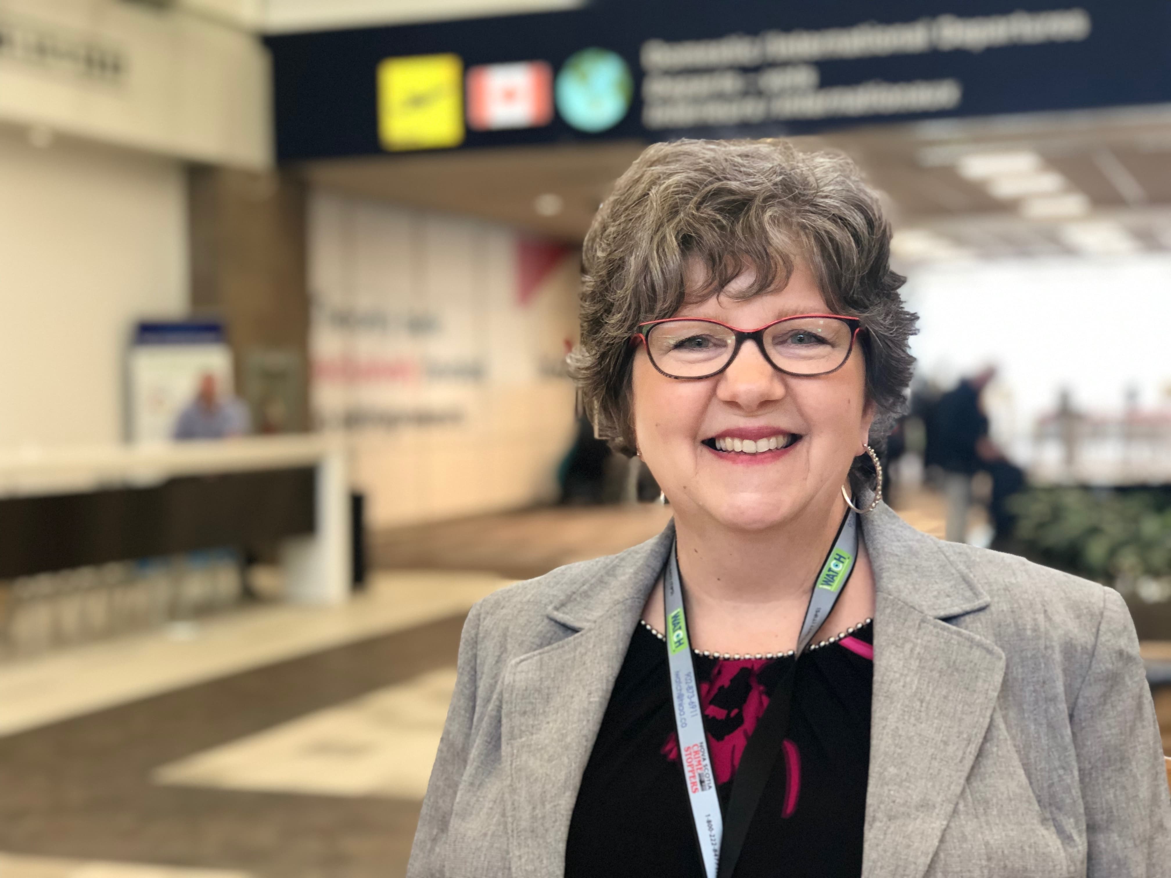 Kelly Corbett coordinatrice des programmes bénévoles aéroport Halifax Stanfield
