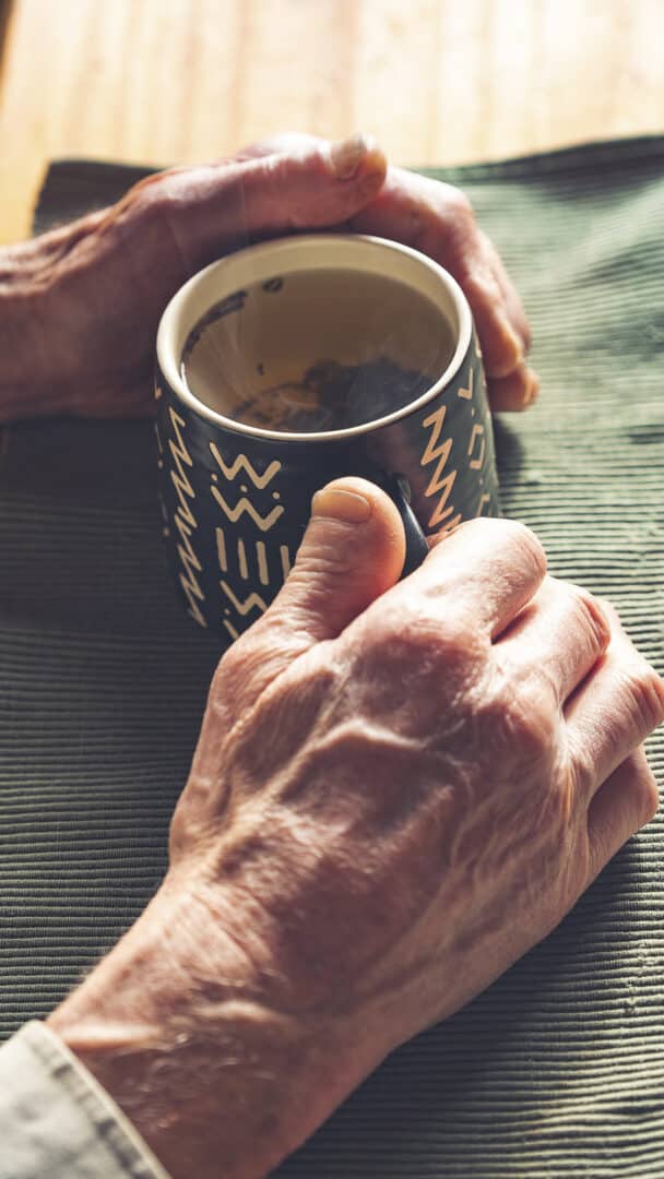 survivre à l'hiver mains tasse fumante