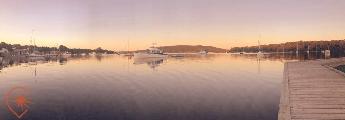 Le soleil se couche sur la marine de Baddeck
