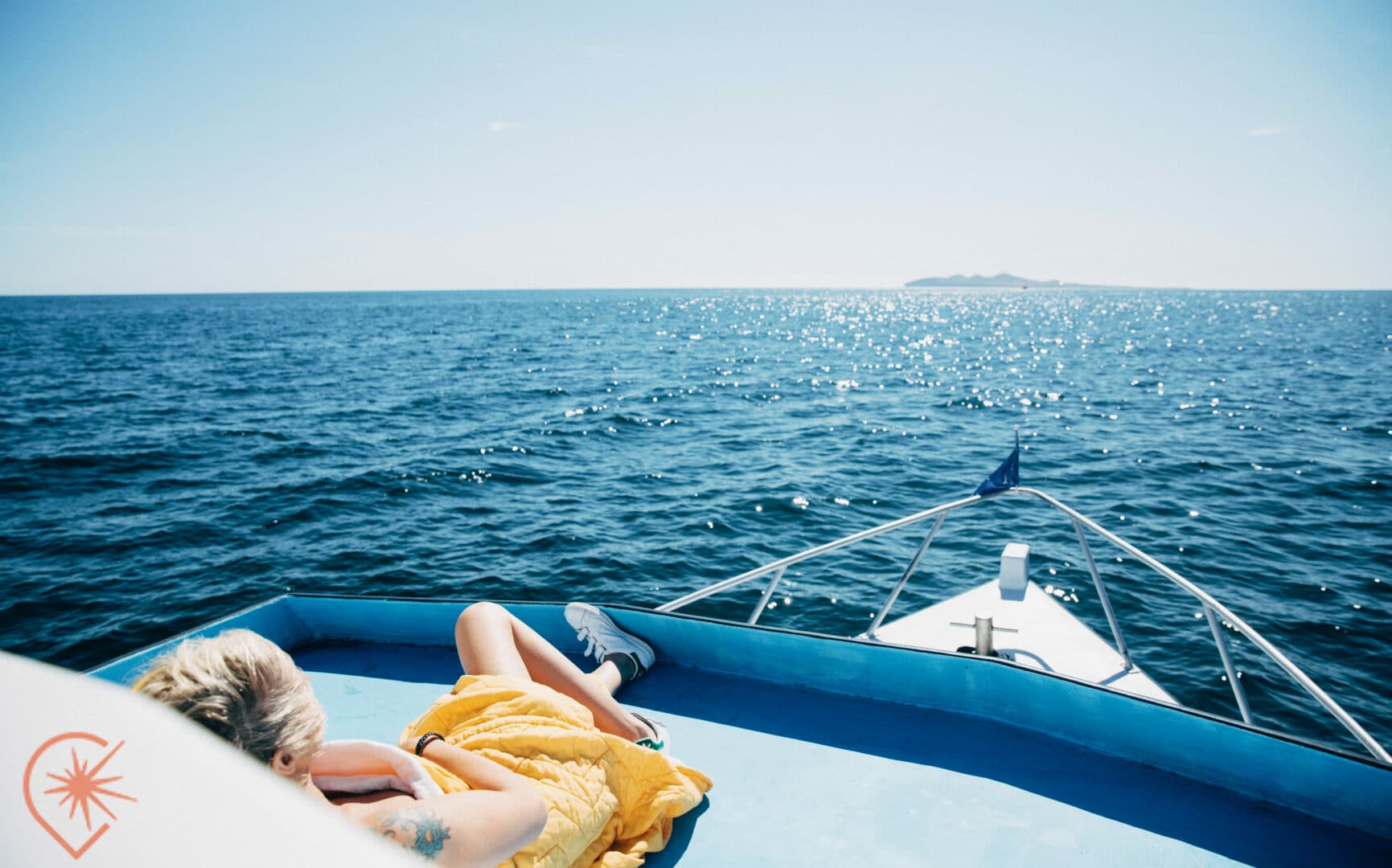 femme sur un bateau