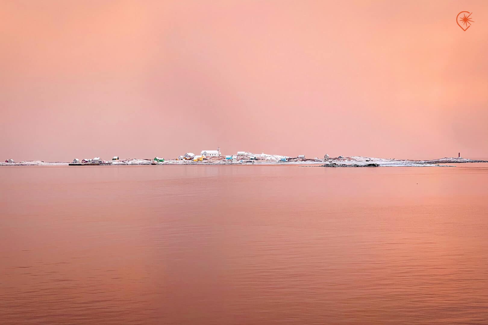 lumière rose dorée sur l'ile aux marins en hiver à saint pierre et miquelon