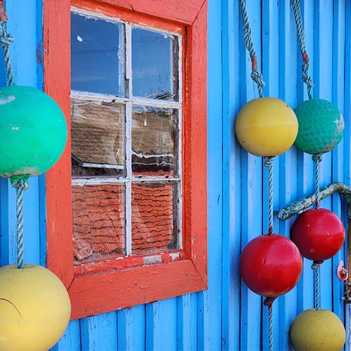 Fenêtre rouge et ses bouées couleurs de twillingate