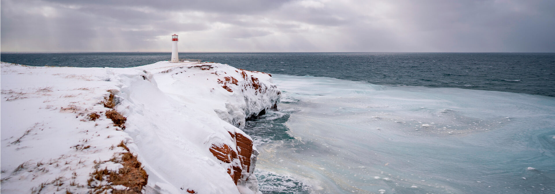 iles de la madeleine Quebec hiver mer glace phare